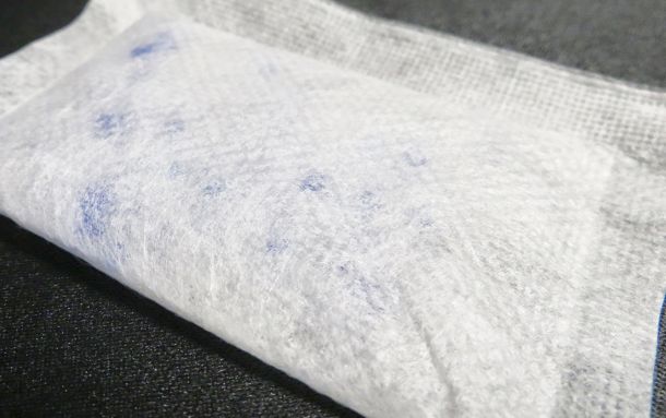 シリカゲル乾燥剤の不織布。中身の粒が青色ならまだ大丈夫。