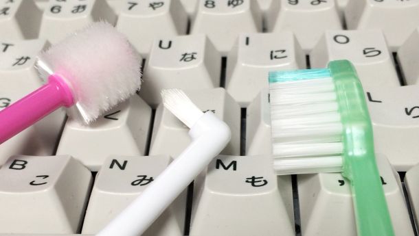 キーボードを掃除するための歯ブラシ