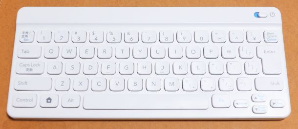 ポケモンタイピング付属のBluetoothキーボード、白。